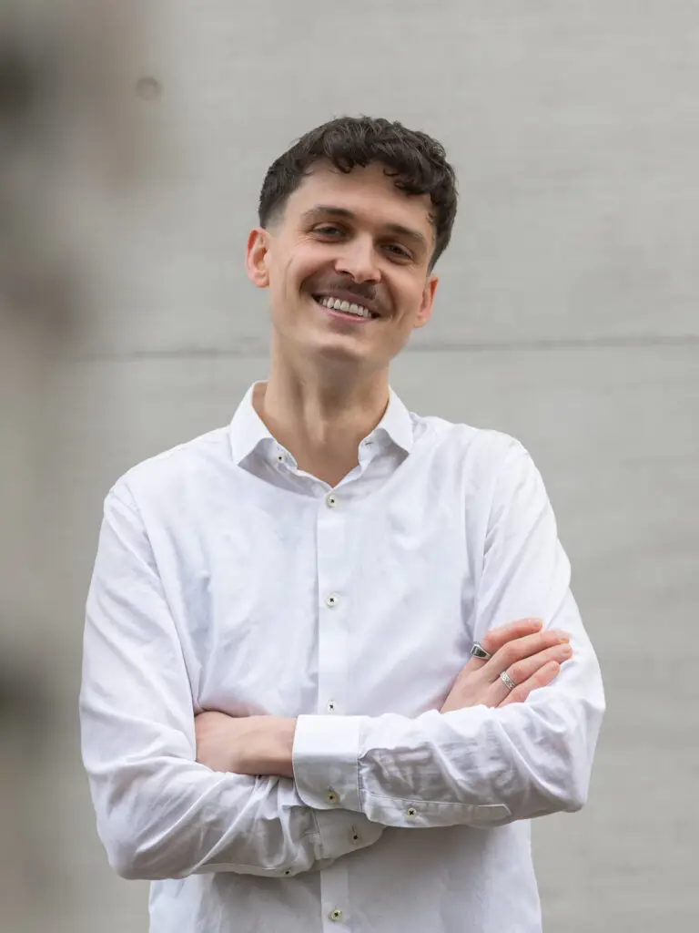 business-Bild von einem Mann mit einem weißen Hemd